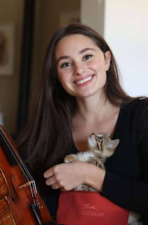 Violinista encuentra una excelente manera de sostener a su gatito y practicar al mismo tiempo