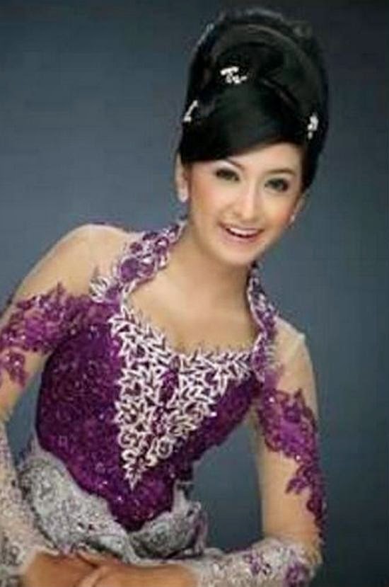  Model  rambut  untuk kebaya  modern 