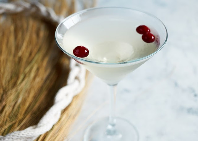 Winter White Cosmo #drinks #alcohol