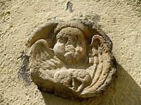 Petit àngel en relleu en el mur de llevant de l'església de Sant Andreu de Gurb