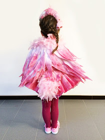 Norah draagt met trots haar Flamingo kostuum voor carnaval.