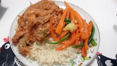 Frango a rolê no prato com arroz e legumes