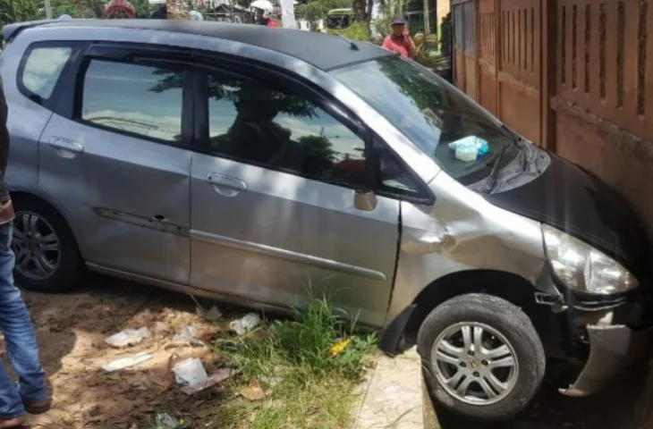 Mobil Honda Jazz yang nyungsep ke selokan di depan Rutan Sumenep