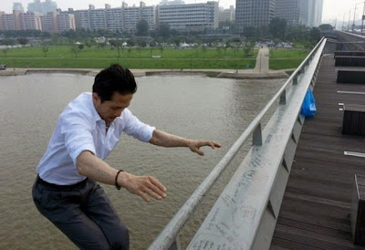 hombre salta de un puente frente a camara de television