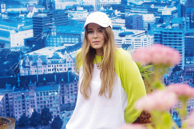 Zara mesh jumper, neon, fluo, lion statement necklace, white skirt, H&M, Lacoste sneakers, sporty chic, sportlicher Look, Beste Hambuger Modeblogger, german fashion blogger,