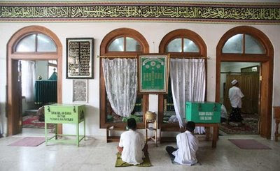 dinDing ArsitektuR MASJID  KRAMAT LUAR BATANG 