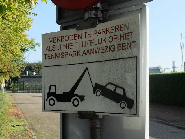 Bord 'Verboden te parkeren als u niet lijfelijk op het tennispark aanwezig bent', tennisvereniging Hercules, Hengelo. Foto: Robert van der Kroft