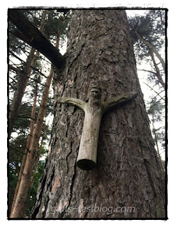 Holzjesus am Baum