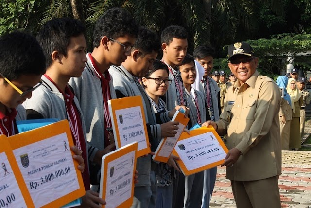 Walikota Berikan Penghargaan Para Siswa Juara OSN
