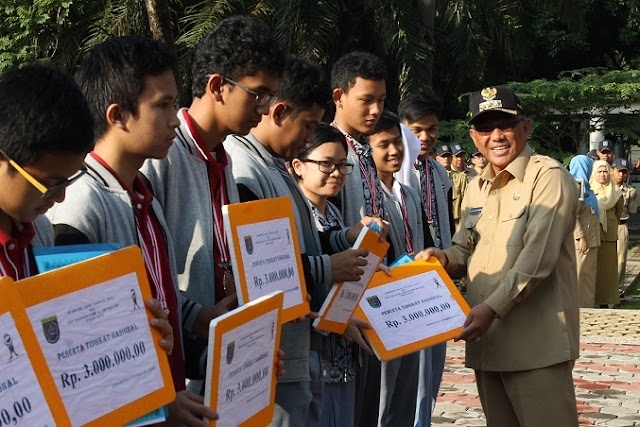 Walikota Berikan Penghargaan Para Siswa Juara OSN