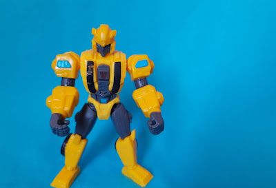 Figura de ação articulada  em 6 pontos , do Bumblebee robo , da coleção transformers  hero mashers  hasbro 2014,  15 cm de altura  R$ 20,00