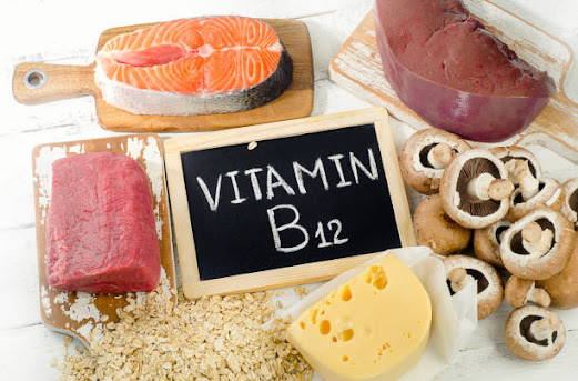 يوجد فيتامين ب 12 في المصادر الحيوانية كاللحوم و الدواجن و البيض و منتجات الألبان