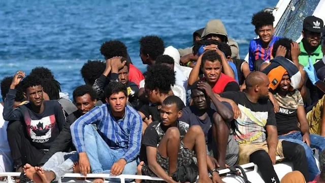 ليبيا.. عصابات الهجرة غير الشرعية تكثف نشاطها  وكالة البيارق الإعلامية استغلالا لحالة الانفلات الأمني في غرب وجنوب ليبيا، عاودت عصابات التهريب تكثيف نشاطها في قذف المهاجرين غير الشرعيين في رحلات غير آمنة باتجاه أوروبا، محملة إياهم بأحلام تنتهي بهم في الغالب في قعر البحر أو بالسقوط بأيدي الدوريات الأمنية. ونتيجة لذلك، كثَّف خفر السواحل الأوروبي من ناحيته دورياته في البحر الأبيض المتوسط لمنع دخول المهاجرين، فيما أعاد خفر السواحل الليبي على مدار الأسبوع، بمشاركة زوارق إيطالية، أكثر من 500 مهاجر انطلقوا من شواطئ ليبية، وتم وضعهم في معسكرات بطرابلس. وأغلب المهاجرين من تشاد والسودان ومصر والنيجر وتونس، بالإضافة إلى عدد من دول جنوب الصحراء، حيث تتواصل الجهات المسؤولة مع سفارات الدول لاستلام رعاياهم. عدد المهاجرين ووفق رئيس لجنة الشؤون الداخلية بـمجلس النواب الليبي، سليمان الحراري، فإن التقارير الواردة إلى اللجنة تفيد بتزايد أنشطة تهريب المهاجرين بدرجة يلزم معها زيادة الجهود لمكافحة العصابات الإجرامية. وأعلنت منظمة الهجرة الدولية في بيان لها، إعادة 4 آلاف و461 شخصا إلى ليبيا منذ يناير. وقالت المنظمة، إن هؤلاء المهاجرين تم اعتراضهم وسط البحر، مشيرة إلى أن 114 مهاجرا لقوا حتفهم خلال الفترة المذكورة، فيما فقد الاتصال بـ436 آخرين، وهم في عداد المفقودين. وضع مغري للعصابات ويعلق المحلل السياسي الليبي سلطان الباروني لـ"سكاي نيوز عربية" على أسباب هذه الزيادة اللافتة في نشاط عصابات الهجرة، بأن غياب الأمن أعطى مساحة كبيرة لهذه العصابات لفعل ما يحلو لها. وأجرت إيطاليا أجرت سلسلة لقاءات مع المسؤولين في ليبيا لتكثيف العمل ضد تهريب المهاجرين بعد وصول رحلات إلى إيطاليا واليونان، فيما وصلت الطاقة الاستيعابية داخل مراكز المهاجرين إلى أقصاها، وفق الباروني. ويضيف أن المكسب السريع الكبير من المغريات لهذه العصابات التي كونت ثروات ضخمة من عملها في ليبيا، حتى أن تقارير تؤكد أن عصابات إفريقية ومن عدة دول أخرى نقلت نشاطها إلى ليبيا للاستفادة من هذا الوضع.