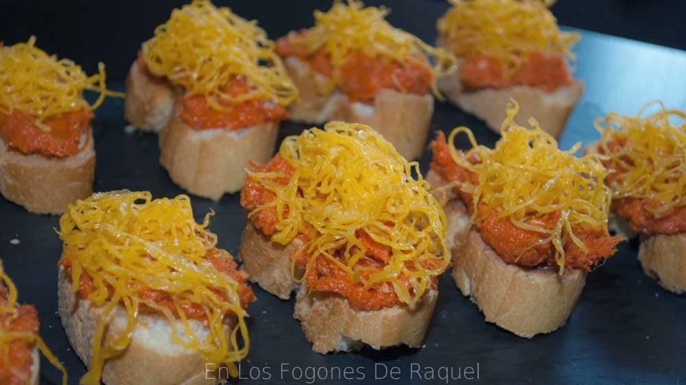 http://enlosfogonesderaquel.blogspot.com.es/2014/12/tostita-de-sobrasada-con-miel-y-huevo.html