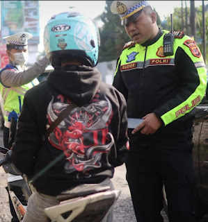 Kabid Humas Polda Jabar : Polisi  Tertibkan Dan Tindak Tegas Dengan Tilang ETLE Mobile Terhadap  Pengendara Sepeda Motor Berkenalpot Tidak Sesuai Standar