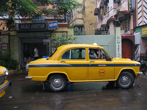 A Calcutta India Hindustan Ambassador gialle con livrea nera