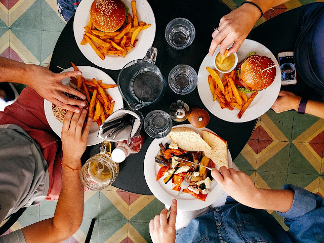 Siapa akan bayar jika keluar makan ramai-ramai bersama kawan