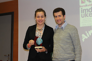 Ainhoa Hernández recibe el premio de manos del concejal Gorka Zubiaurre