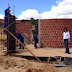 PREFEITA FERNANDA COSTA VISITA OBRA DE CONSTRUÇÃO DE BANHEIROS NO ALTO DE SANTA RITA