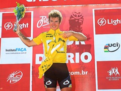 Tomas Alberio comemora a vitória no Tour do Rio (Foto: fotocom)