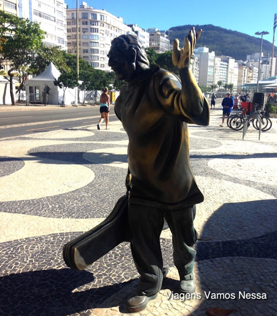 Estátua de bronze do músico Dorival Caymmi em Copacabana, Rio de Janeiro, RJ