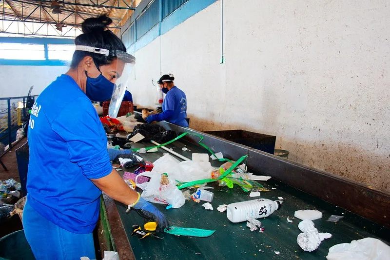 Ao separar corretamente o lixo seco do molhado (orgânico), a população ajuda o SLU a otimizar o processo de reaproveitamento, reduzindo a quantidade de materiais que vão para os aterros sanitários | Foto: Divulgação/SLU