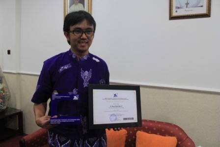 Makalah Hibrid IT Antarkan Alvon Menjadi Juara I Lomba Kemenristekdikti