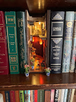 Manualidades decorativas en miniatura para bibliotecas fantásticas
