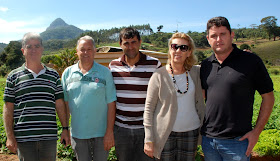  Estado e Município unidos na recuperação da Estrada do Batume: técnico da Emater, Adão Dias, secretário de Agricultura, José Cortázio, vereador Fábio Filé, presidente da Emater-Rio, Stella Romanos, e prefeito Arlei