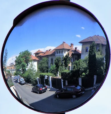 reflexia intr-o oglinda rutiera a catorva case de pe strada Lupeni din Brasov