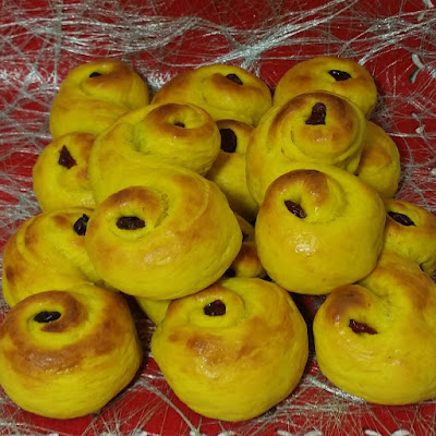 Recept på saftiga Lussebullar med mandelmassa