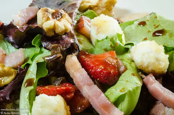 Ensalada con queso y vinagreta de fresas