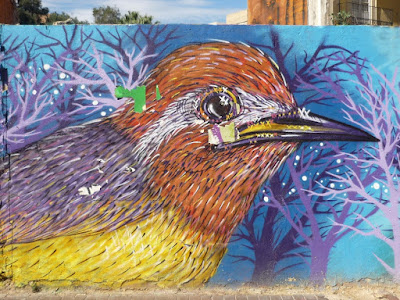 Graffiti de gran tamaño en un muro de Velluters representando la cabeza de un pájaro