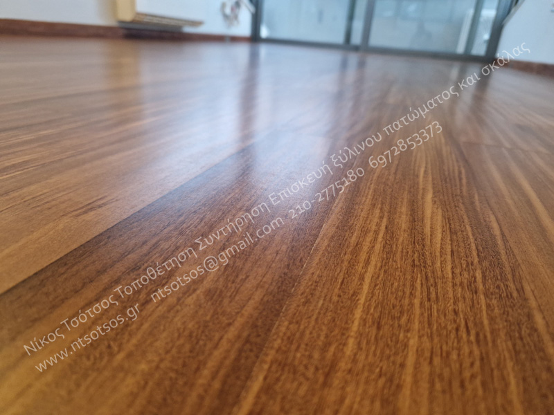 Τρίψιμο και γυάλισμα σε ξύλινο πάτωμα τικ (teak)