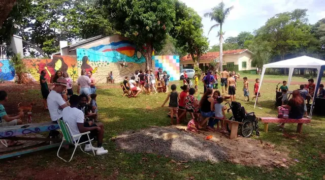 O Projeto Arapy concluindo suas ações de 2019 com a finalização do edital Cultura e Território.    Foram 03 ações de estudantes contempladas pelo edital IMEA N15/2018, que somaram atores e lugares da cidade para gerar cultura fora dos muros da universidade, conectando para isso, saberes e processos criativos diversos. Vida longa ao Arapy.    veja mais informações evento facebook    Sobre o projeto ARAPY: O projeto iniciou sua realização com a ação: Experiências Itinerantes no Território das Infâncias, fomentada por edital específico de Cultura e Território da UNILA. Diagnosticamos com isso que existe grande demanda por atividades culturais e educação ambiental que façam interface com o tema da cultura, alimentação saudável, o cultivo de hortaliças e preservação do meio ambiente na localidade da Nova Andradina. Desde junho de 2019 estamos contando com o apoio da secretaria de Direitos HUmanos e da Secretaria da Agricultura Municipal, que tem cedido espaço junto ao banco de alimentos e fundos do CRAS Norte, onde realizamos atividades com crianças do bairro para o desenvolvimento de uma horta comunitária. O objetivo deste projeto é realizar programação cultural com horta comunitária que atenda as crianças e moradores dos bairros Vila Nova Andradina, Almada, Cidade Nova e jardim Universitário. A partir da Unila, propomos a realização de atividades culturais com brincadeiras, rodas de plantio, oficinas de cantigas populares, feira cultural com colheita da horta comunitária. Mas além disso, em contato com o local e as instituições próximas estamos buscando apoio para propor a estruturação de um espaço cultural e ambiental permanente, com a implantação de SAF, e com feirinha agroecológica e fomento a economia criativa para os moradores da região.     Realização: Proex/UNILA; Secretaria Municipal de Agricultura e projeto "Encontros e Caminhos" da Itaipu.    veja mais informações evento facebook