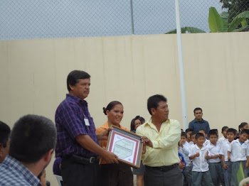 El director de la Escuela entrega Reconocimiento