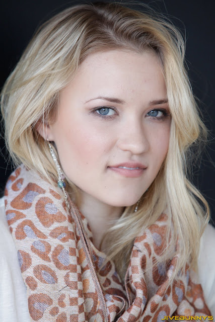  Singer Emily Osment in Stylish Sweet Wool Scarf Fashion   