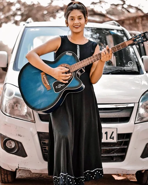 शिवानी कुमारी Shivani Kumari Playing Guitar