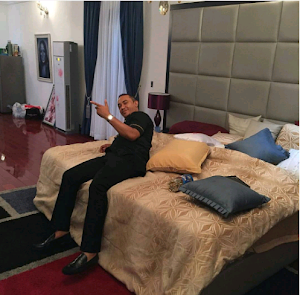 OAP Freeze spotted chilling in Linda Ikeji's bedroom