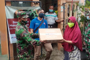 Koramil 04/Cengkareng Bersama Tiga Pilar Bagikan Paket Sembako Dari PT. ABC