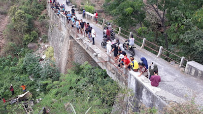 Tak Kuat Nanjak, Mobil Tangki Pengangkut Air  Terjun Bebas di Jembatan Lelonggek Suela