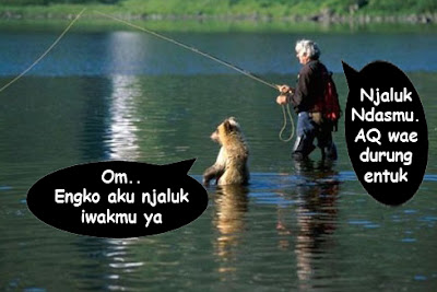 foto lucu mancing dengan beruang