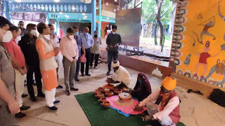 मुख्यमंत्री शिवराजसिंह चौहान ने हस्तकौशल विमुक्त, घुमक्कड़ और अर्द्धघुमक्कड़ कला शिविर 'निस्पन्द' का अवलोकन किया