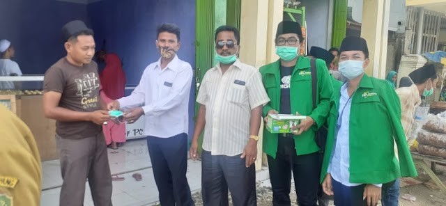 Menjelang Penutupan; KKN Stamidiya 01 Bagi-Bagi Masker