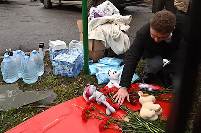 Un hombre deposita flores cerca de la guardería en Brovary, Kiev, donde se estrelló.SERGEI SUPINSKY | AFP