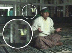 Hantucentral: Gambar Pocong Dalam Masjid