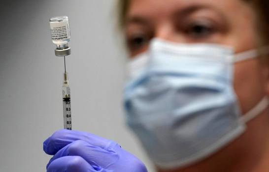 Expertos de EEUU favorables a tercera dosis de vacuna anticovid pero no para todos
