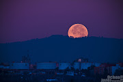 Una hermosa luna de Diciembre en la Ciudad de México, enmarcada por un cielo .