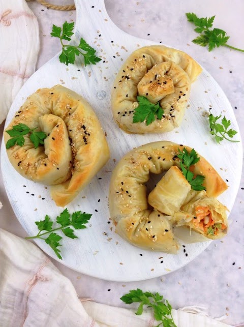 Rolinhos de massa filo recheados de salteado de legumes e queijo cremoso (vegetariano)