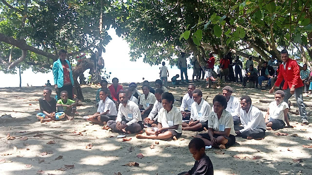 pemuda gereja di papua lakukan ibadah bersama
